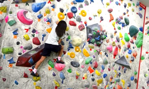 京都 久御山 子ども 小学生 女子 がボルダリングジム アートマン でクライミング初挑戦 ごりらのせなか