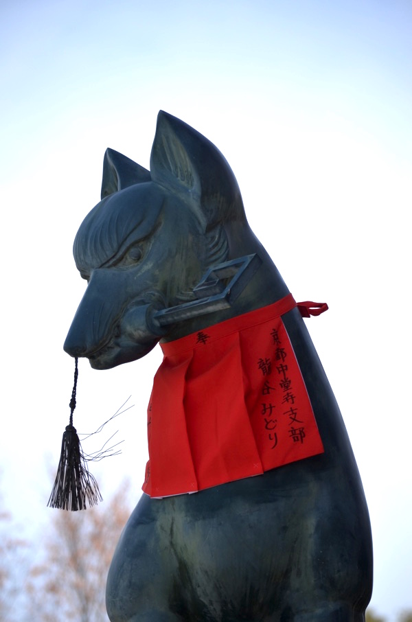 伏見稲荷の観光は 白狐 きつね像 に注目すると楽しいかも 見どころを一挙に紹介します ごりらのせなか
